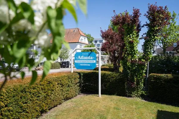 Fassade / Eingang  (STR80a) Ferienwohnung "Haus Atlanta"