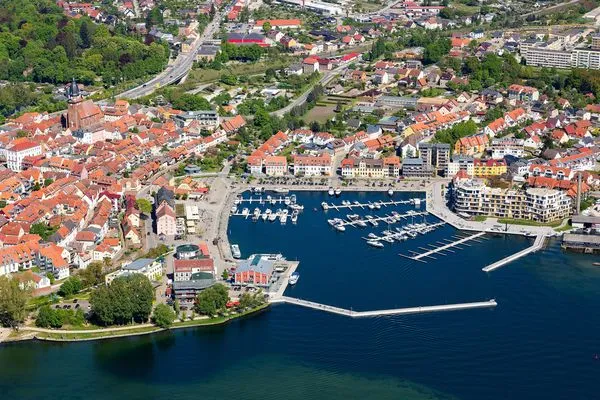 Ferienwohnung Hafendomicil MareMüritz Waren -  Drohnenaufnahme Waren (Müritz)  Hafendomicil MareMüritz