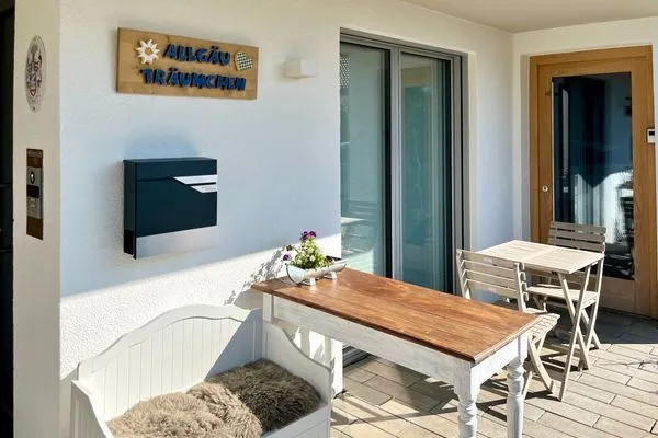Ferienhaus Allgäutraum Ferienapartment Allgäuträumchen Seenahes Allgäu - Sitzgelegenheit auf der Terrasse