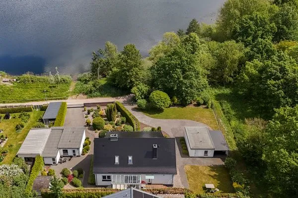 Ferienwohnung Eddi Waren (Müritz) - Drohnenaufnahme Haus und See  Eddi