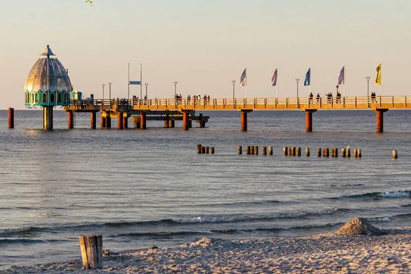 Ferienwohnung Deichperle Aparthotel Zingst - Seebrücke mit Tauchgondel  Deichperle
