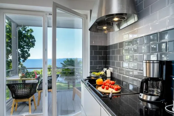 Küche / Küchenzeile  FeWo Dwarslöper - Balkon, Sauna, Meerblick