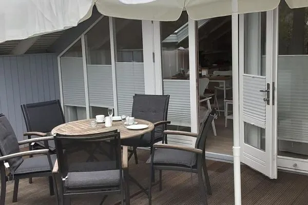 Teilüberdachte Terrasse mit Gartenmöbeln  Lille Hus