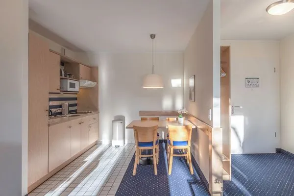 Ferienwohnung Krosse Krabbe Zingst - Küchenzeile mit Essecke  Krosse Krabbe