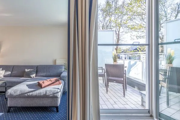 Ferienwohnung Krosse Krabbe Zingst - Wohnzimmer mit Balkon  Krosse Krabbe