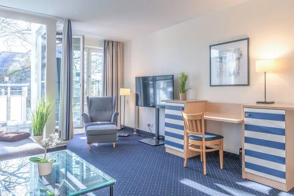 Ferienwohnung Krosse Krabbe Zingst - Wohnzimmer mit TV und Blick ins Grüne  Krosse Krabbe