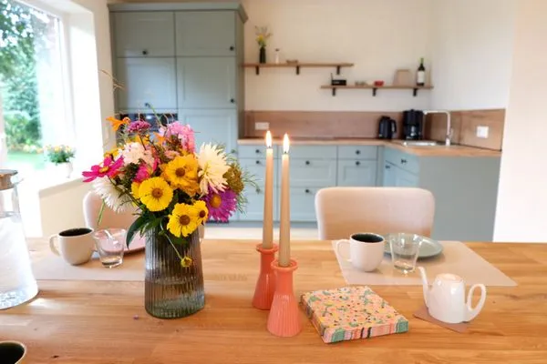 Offene Küche mit großem Esstisch  Ferienhaus Landliv Hus