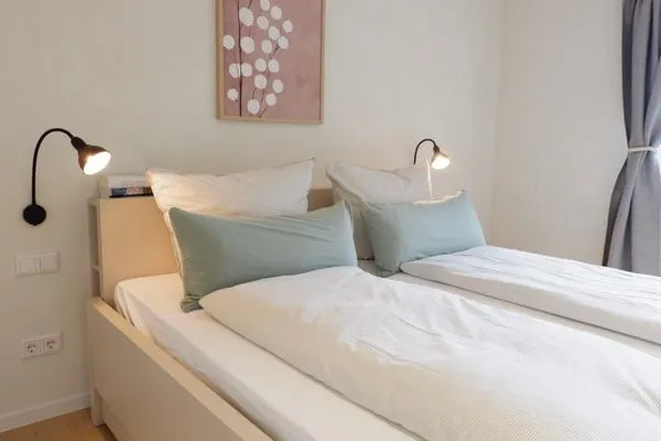 Schlafzimmer zur Feldseite mit ausziehbarem Doppel-/Familienbett  Ferienhaus Landliv Hus