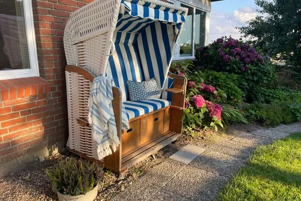 Abendsonne im Strandkorb mitten im idyllischen Bauerngarten  Ferienhaus Landliv Hus