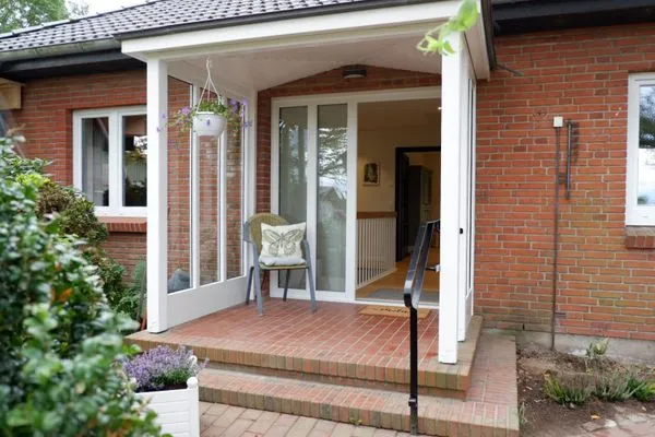 Überdachter Eingangsbereich auf der Hausrückseite  Ferienhaus Landliv Hus