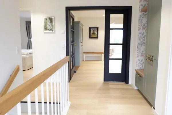 Eingangsbereich mit Garderobe und Kellerabgang  Ferienhaus Landliv Hus