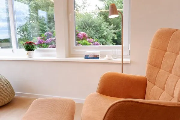 Gemütlicher Ohrensessel am Fenster  Ferienhaus Landliv Hus