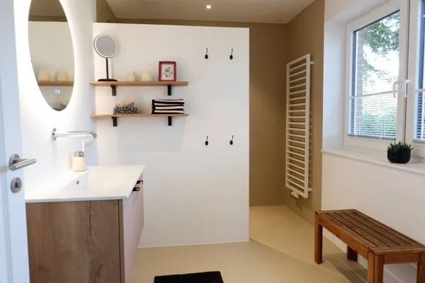 Badezimmer mit WC und großer Walk-In Dusche  Ferienhaus Landliv Hus