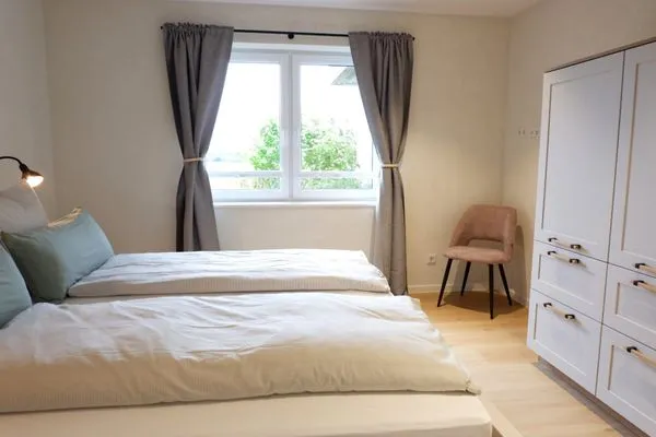 Schlafzimmer zur Feldseite mit ausziehbarem Doppelbett und Kleiderschrank  Ferienhaus Landliv Hus