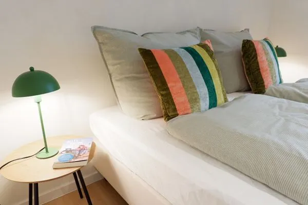 Schlafzimmer zur Gartenseite mit trennbarem Doppelbett  Ferienhaus Landliv Hus