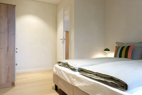 Schlafzimmer zur Gartenseite mit Kleiderschrank  Ferienhaus Landliv Hus