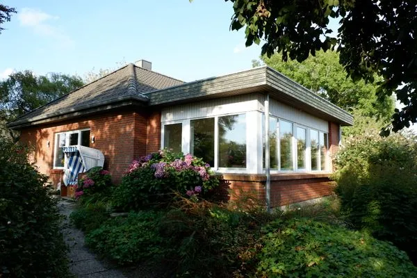 Hausansicht mit Wintergarten  Ferienhaus Landliv Hus
