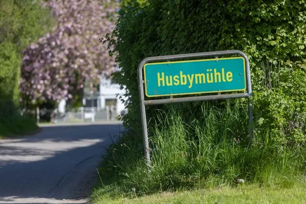 Ortseingang von Husbymühle  Ferienhaus Landliv Hus