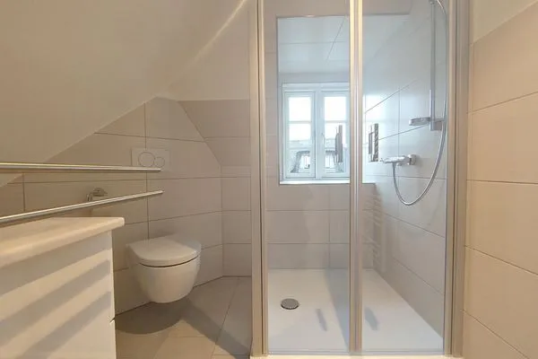 Badezimmer in der Ferienwohnung Gül Waanang in Erika's Hüs in Nebel auf Amrum Erika's Hüs Ferienwohnung „Gül Waanang"