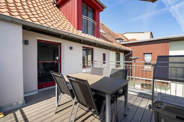 Ferienhaus Wasserblick Inselstadt Malchow - Obere Terrasse mit Tisch und Stühlen  Wasserblick