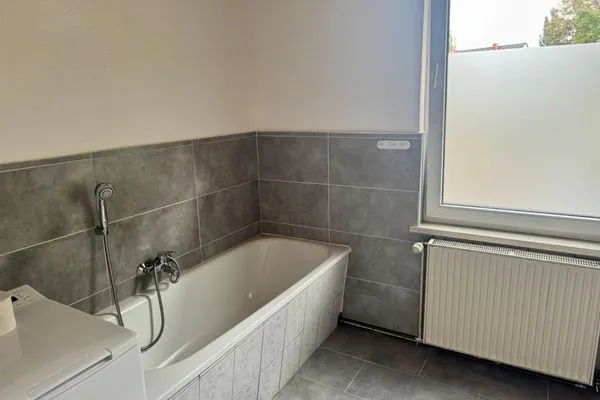 Badezimmer  Einfaches Appartement "Tom" in Halle mit 3 Schlafzimmern und Stellplatz