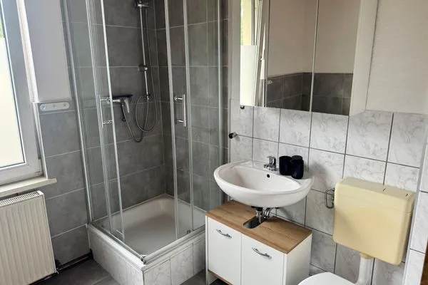 Badezimmer  Einfaches Appartement "Tom" in Halle mit 3 Schlafzimmern und Stellplatz