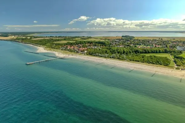 Ferienwohnung Kleine Strandmuschel Ostseebad Wustrow ZweiWasser Alte Seefahrtschule Drohnenaufnahme vom Meer  Kleine Strandmuschel