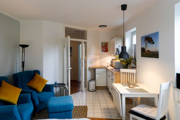 kombiniertes Wohn-Schlafzimmer mit integrierter Küche