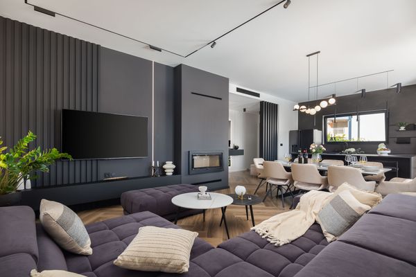 Moderne Villa mit hochwertiger Ausstattung, Kamin und beheiztem Salzwasserpool – familienfreundlich