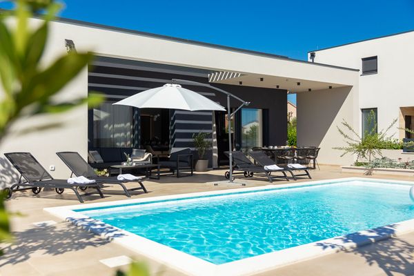 Moderne Villa mit privatem Pool, Kamin und Grillplatz an der Adria, Kroatien