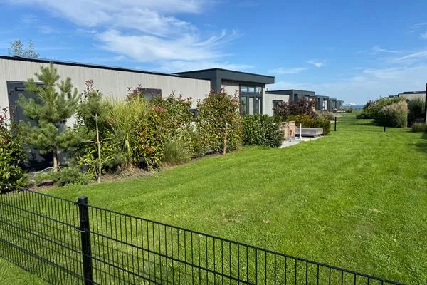  Enkhuizer Strand Enkhuizer Strandchalet mit Zaun Nr. 257