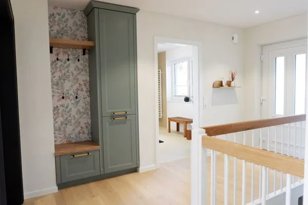 Eingangsbereich mit Garderobe und Badezimmer  Ferienhaus Landliv Hus