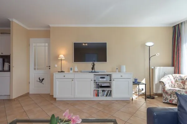 Ferienwohnung Apartment an der Seebrücke Zingst - Wohnzimmer mit TV  Apartment an der Seebrücke