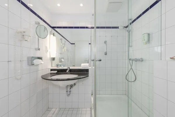 Apartment am Kurstrand Zingst - Badezimmer mit Dusche  Apartment am Kurstrand