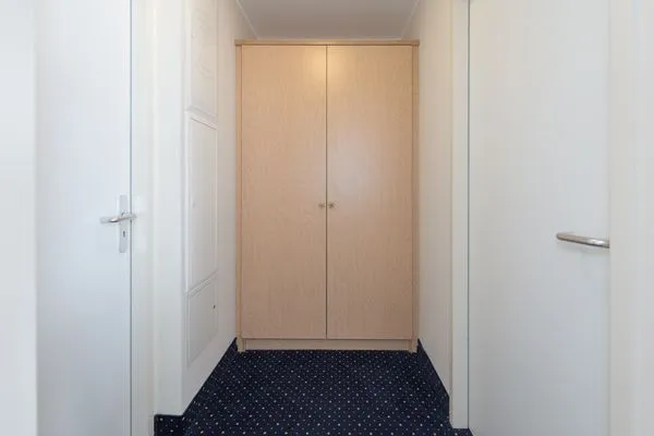 Apartment am Kurstrand Zingst - Flur mit Kleiderschrank  Apartment am Kurstrand