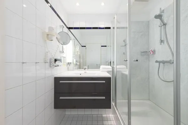 Ferienwohnung Ostseeanker in Zingst - Badezimmer mit moderner Glasdusche  Ostseeanker