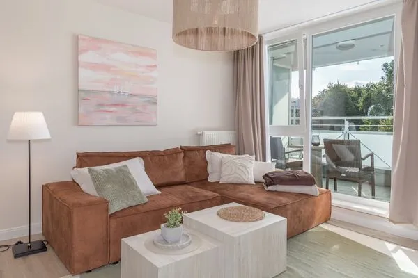 Ferienwohnung Küstenglück Aparthotel Zingst - Wohnzimmer mit einladender Couch  Küstenglück