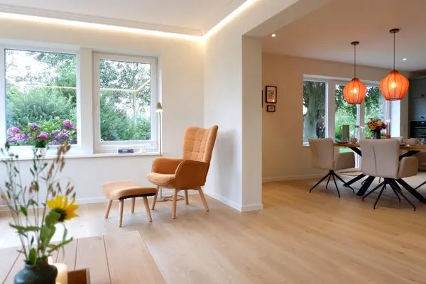 Wintergarten mit Lese-Sessel und Blick zum Essbereich  Ferienhaus Landliv Hus