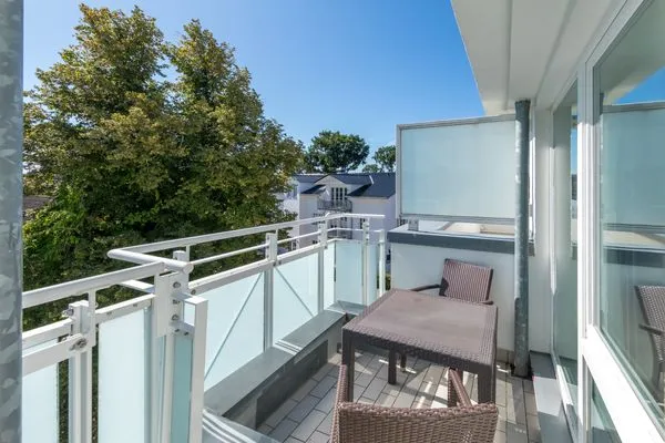 Apartment am Kurstrand Zingst - Balkon mit Sitzmöglichkeit  Apartment am Kurstrand