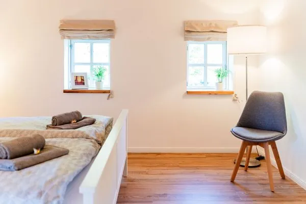 Schlafzimmer mit Doppelbett (180x200cm)  Ferienwohnung Hanna im Reethus Mühlenlund