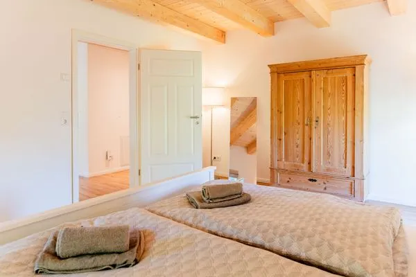 Schlafzimmer mit Doppelbett (180x200cm) und Kleiderschrank  Ferienwohnung Hanna im Reethus Mühlenlund