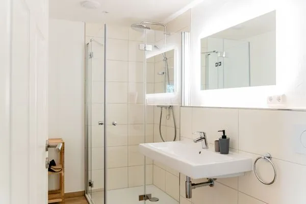 Badezimmer mit Dusche und WC  Ferienwohnung Hanna im Reethus Mühlenlund
