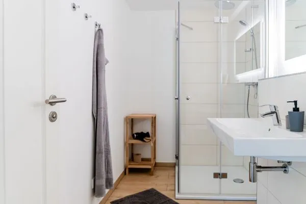 Badezimmer mit Dusche und WC  Ferienwohnung Hanna im Reethus Mühlenlund