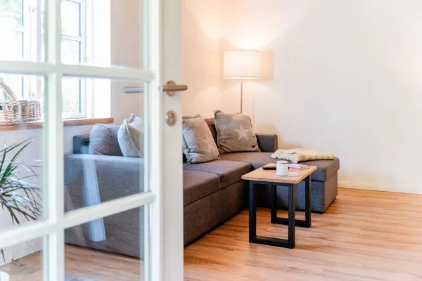 Blick ins Wohnzimmer  Ferienwohnung Hanna im Reethus Mühlenlund