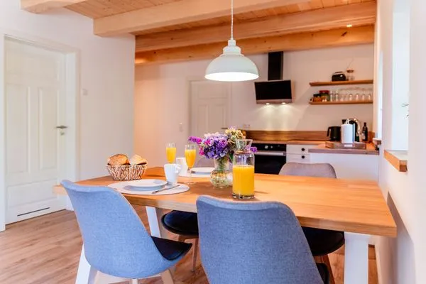 Offene Küche mit Essbereich  Ferienwohnung Hanna im Reethus Mühlenlund