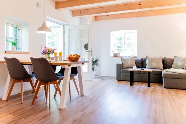 offener Wohn-/Essbereich mit Gartenblick  Ferienwohnung Hanna im Reethus Mühlenlund