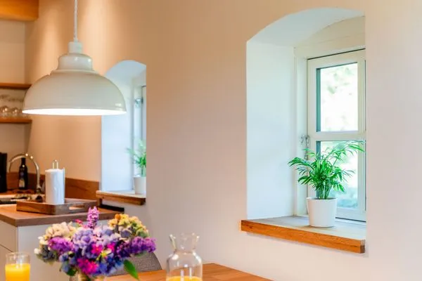 Essbereich mit Blick in den Garten  Ferienwohnung Hanna im Reethus Mühlenlund