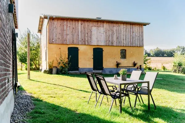 Terrassenbereich hinter dem Haus im Garten  Ferienwohnung Hanna im Reethus Mühlenlund