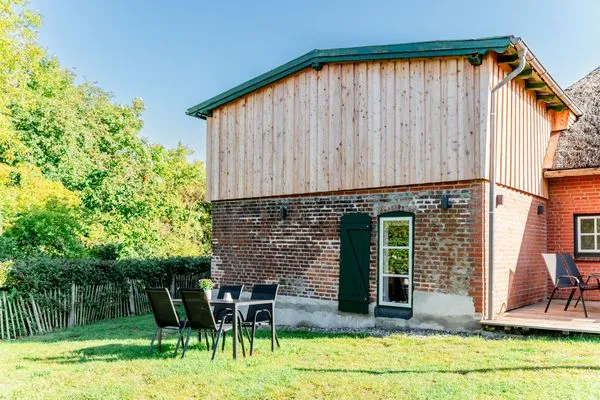 Terassenbereich hinter dem Haus  Ferienwohnung Hanna im Reethus Mühlenlund