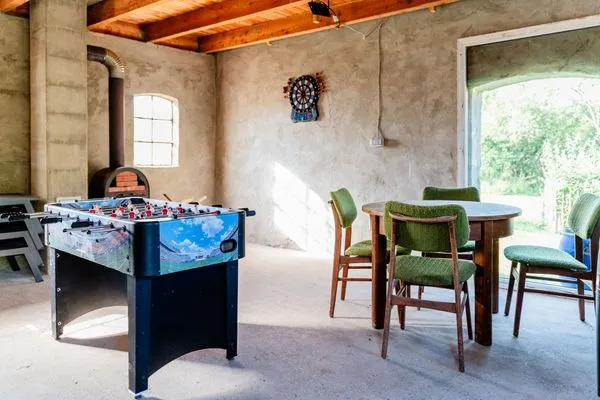 Outdoor-Spielscheune mit Kicker, Dart u.v.m.  Ferienwohnung Hanna im Reethus Mühlenlund